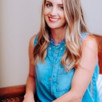 皇家马德里足球俱乐部徽章 - 白色背景上的金色皇冠与缩写R.M.C.F